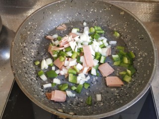 3、火腿披萨,锅里烧少许食用油炒香食材