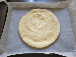 4、火腿披萨,准备好一张披萨饼底，我这个是自己做的饼底冷冻了，吃的时候拿出来回温直接做