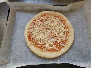 6、火腿披萨,再撒一层马苏里拉芝士