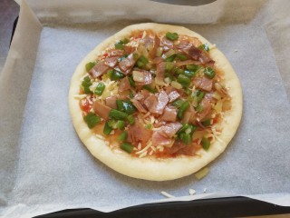 7、火腿披萨,把食材铺在上面