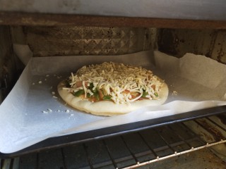 9、火腿披萨,烤箱上下火200度中层烘烤20分钟，观察饼边上色金黄，奶酪上色融化即可出炉