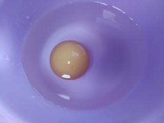 4、简单营养沙拉,煮熟的鸡蛋用冷水泡五分钟左右