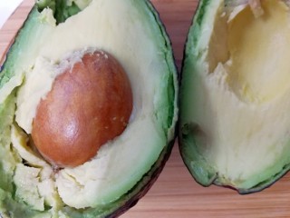 6、简单营养沙拉,牛油果对半切开，我这个有点熟过了，