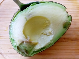 7、简单营养沙拉,用勺子延着牛油果皮轻轻转一圈，很轻松的就可以取出果肉，果核也这样轻松就可以取出