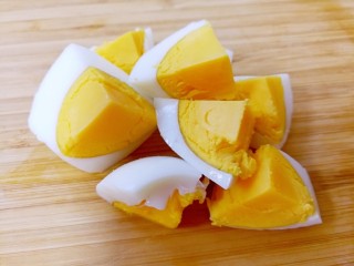 8、简单营养沙拉,煮好的鸡蛋一切为八块