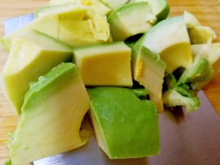 9、简单营养沙拉,半个牛油果切小块