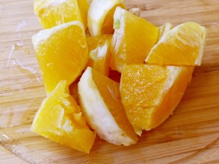 10、简单营养沙拉,橙子去皮切小块