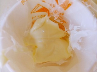 13、简单营养沙拉,准备一个一次性裱花袋，挖适量的沙拉酱放在袋子里面