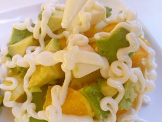 14、简单营养沙拉,袋子下面剪一个很小的洞，按喜欢的样子把沙拉酱寄在水果和鸡蛋上