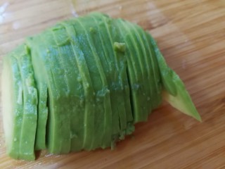 15、简单营养沙拉,另外半个牛油果切片，越薄越好，忽略我的刀功????