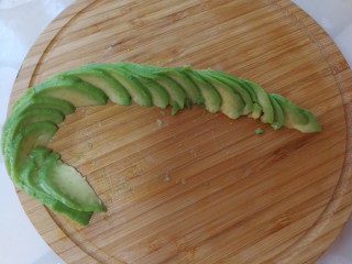 16、简单营养沙拉,切好的牛油果如图慢慢推开