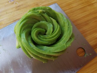 17、简单营养沙拉,卷成一朵小花放在盘子上