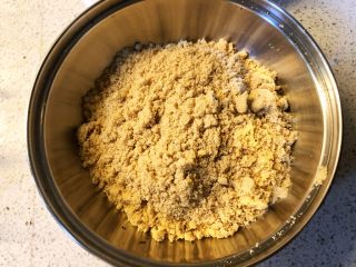 1、酸奶三色慕斯——有冰箱就能做的蛋糕,饼干粉倒入碗中。