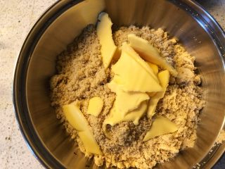 2、酸奶三色慕斯——有冰箱就能做的蛋糕,加融化的黄油拌匀。家里没黄油了,情急之下用了奶酪代替。