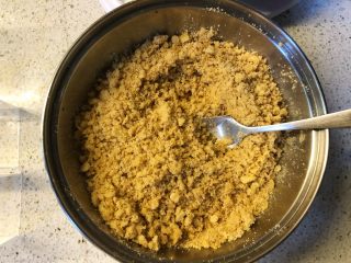 3、酸奶三色慕斯——有冰箱就能做的蛋糕,拌匀后有粘稠感。