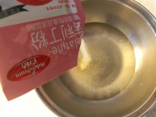 4、酸奶三色慕斯——有冰箱就能做的蛋糕,碗中加入60g净水。倒入10g吉利丁粉。