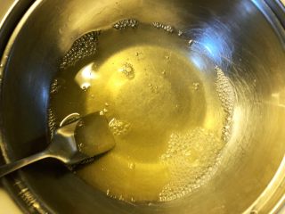 6、酸奶三色慕斯——有冰箱就能做的蛋糕,粉末已经完全融化了。