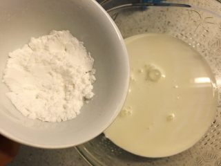 10、酸奶三色慕斯——有冰箱就能做的蛋糕,加入糖粉。