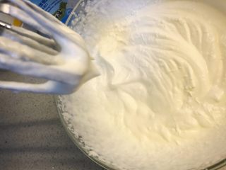 12、酸奶三色慕斯——有冰箱就能做的蛋糕,打发到6-7成就可以了,不需要打发完全。此时奶油能缓慢流动,提起打蛋器有一小尖角。