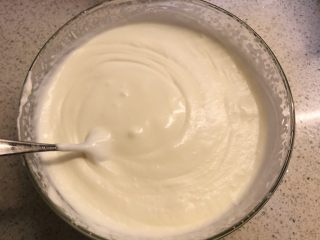 13、酸奶三色慕斯——有冰箱就能做的蛋糕,酸奶倒入已打发好的奶油中,边加边搅拌均匀。