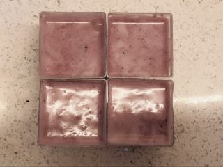 15、酸奶三色慕斯——有冰箱就能做的蛋糕,调好后装入铺有饼干末的模具中。拎起轻落震出气泡。