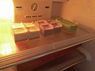 18、酸奶三色慕斯——有冰箱就能做的蛋糕,放入冰箱冷藏5小时以上。