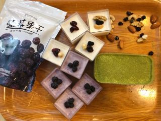 19、酸奶三色慕斯——有冰箱就能做的蛋糕,5小时后取出,点缀坚果、果干,撒上大麦若叶粉末。