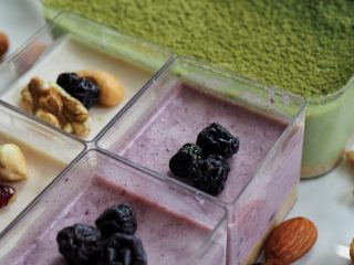 23、酸奶三色慕斯——有冰箱就能做的蛋糕,特写。