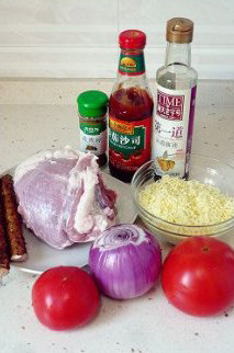 1、玄妙感觉的孜然羊肉披萨,将山药洗净去皮切片，放入开水中焯烫至熟后捞出备用。