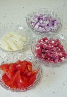 2、玄妙感觉的孜然羊肉披萨,番茄、洋葱切小块，羊肉切条。