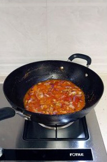 3、玄妙感觉的孜然羊肉披萨,锅中油热后爆香姜末，放入番茄、洋葱炒熟；收浓番茄出的汤汁后再加入番茄酱、胡椒粉、头道酱油、盐拌匀即可关火盛出。