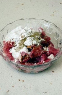 4、玄妙感觉的孜然羊肉披萨,切好的羊肉条中加入辣椒面、孜然粉、头道生抽、老抽、盐一点点，拌匀后再加入淀粉拌匀。