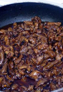 5、玄妙感觉的孜然羊肉披萨,锅中油温热后放入辣椒面，小火熬出红油后加入羊肉，用筷子快速的将羊肉划散，至稍变色后立即关火。