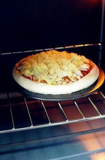 10、玄妙感觉的孜然羊肉披萨,放入烤箱，上、下火190度，烘烤10分钟，至奶酪全部溶化即可取出。