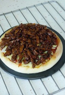 11、玄妙感觉的孜然羊肉披萨,将羊肉整齐码放，撒上一层马苏里拉奶酪。