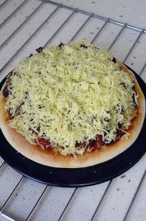 12、玄妙感觉的孜然羊肉披萨,再次放入烤箱，上、下火190度，烘烤10分钟，至奶酪全部溶化即可.