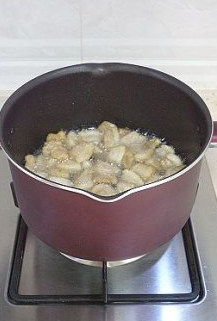 1、最接地气的鲜肉月饼,当锅中水熬干,猪肉开始出油时转最小火继续熬,中间需翻炒搅拌几次,免得猪肉块粘连。