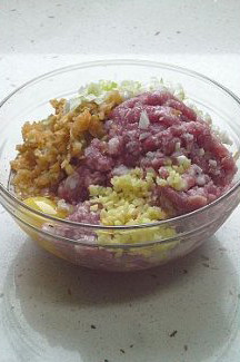 3、最接地气的鲜肉月饼,榨菜切碎,葱姜切末,然后跟其他所有馅料一起放入碗中,按照一个方向一直搅拌至上劲。