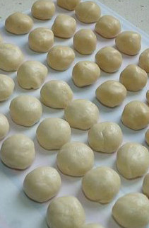 4、最接地气的鲜肉月饼,水油皮分成22克/个的小剂子,滚圆。酥皮分成18克/个的小剂子,滚圆。可以做25个月饼。