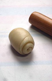 7、最接地气的鲜肉月饼,将其再次按扁,擀薄成长形,卷起,即成小而圆的月饼皮坯子了。