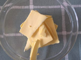1、芝麻南乳饼干,预先拿出黄油室温软化