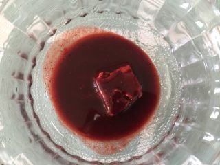 2、芝麻南乳饼干,南乳和南乳汁放进碗里