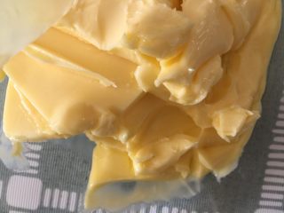 4、芝麻南乳饼干,黄油软化至轻按有印