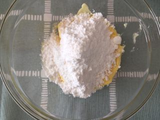 5、芝麻南乳饼干,放入糖粉