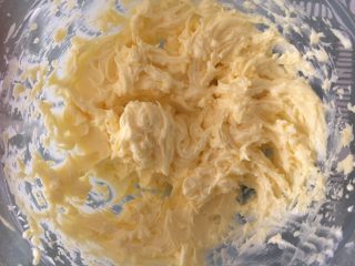 6、芝麻南乳饼干,用电动打蛋器打至颜色变白变蓬松，半分钟即可