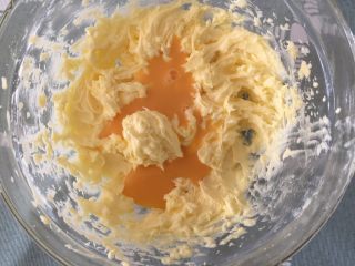 7、芝麻南乳饼干,放入鸡蛋液