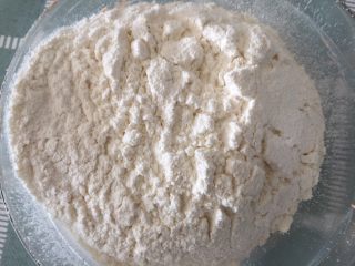 11、芝麻南乳饼干,筛入低筋粉