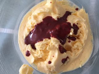 9、芝麻南乳饼干,放入南乳酱