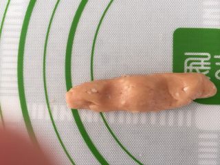 12、芝麻南乳饼干,取一小块，20g左右，搓成手指长的圆条，如图按两个坑