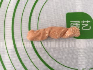 13、芝麻南乳饼干,然后一左一右拧一下